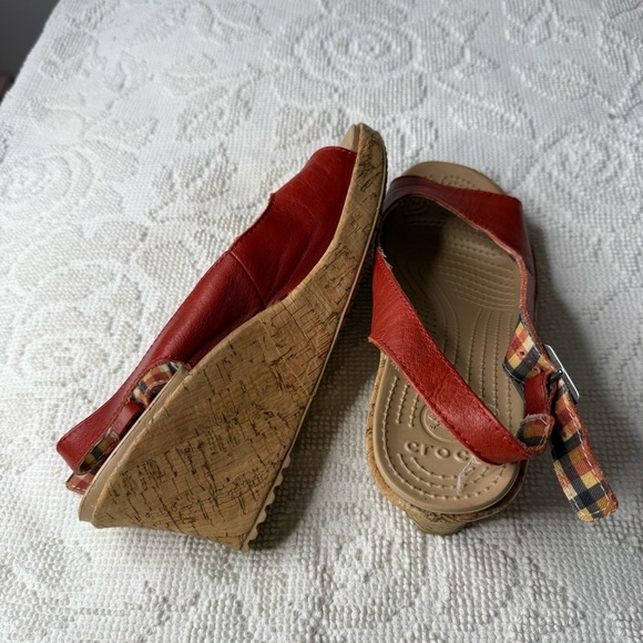 Womens 9 W9 Crocs A Leigh Red Leather Cork Wedge Heel Slingback Sandals 11848‎ - Picture 5 of 5